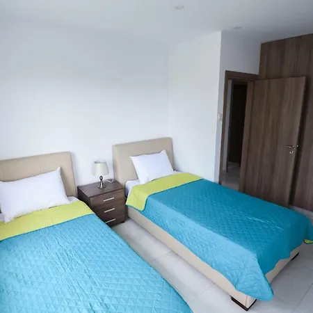 Brand New 2bdr Apt. Centre 라르나카