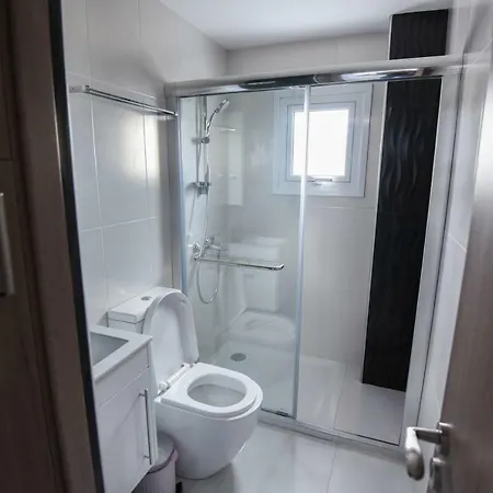 Brand New 2bdr Apt. Centre לרנקה