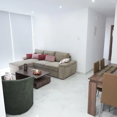 דירה Brand New 2bdr Apt. Centre *