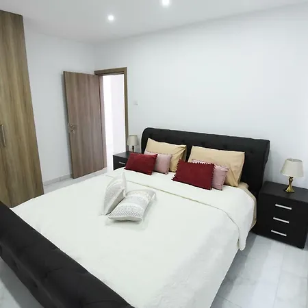 Brand New 2bdr Apt. Centre *