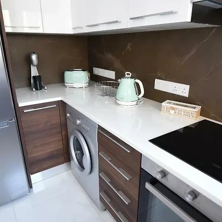 Brand New 2bdr Apt. Centre شقة لارنكا